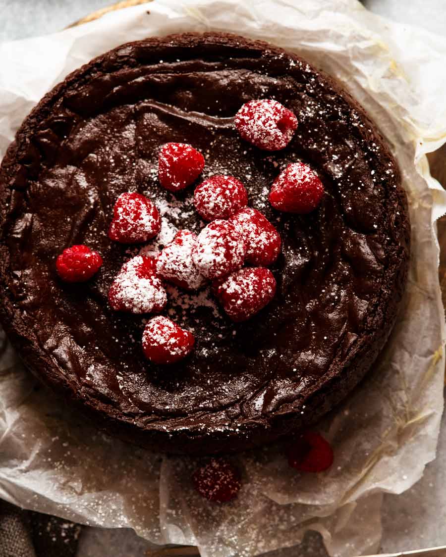 Fotografía aérea de pastel de crema pastelera de chocolate