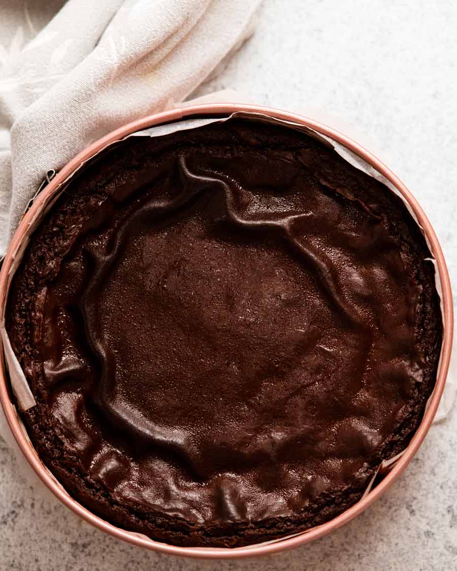 Fotografía aérea de pastel de crema pastelera de chocolate recién horneado