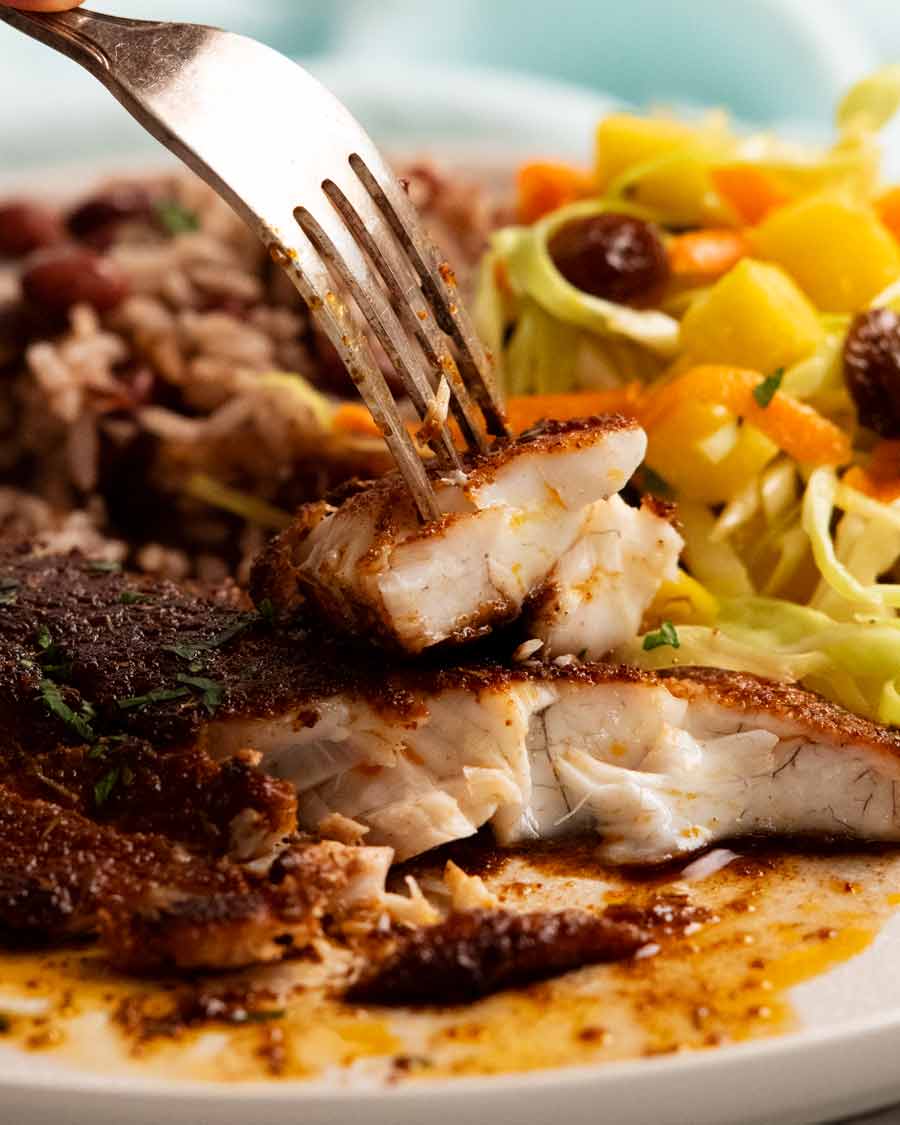 Primer plano que muestra el interior del Jerk Fish de Jamaica