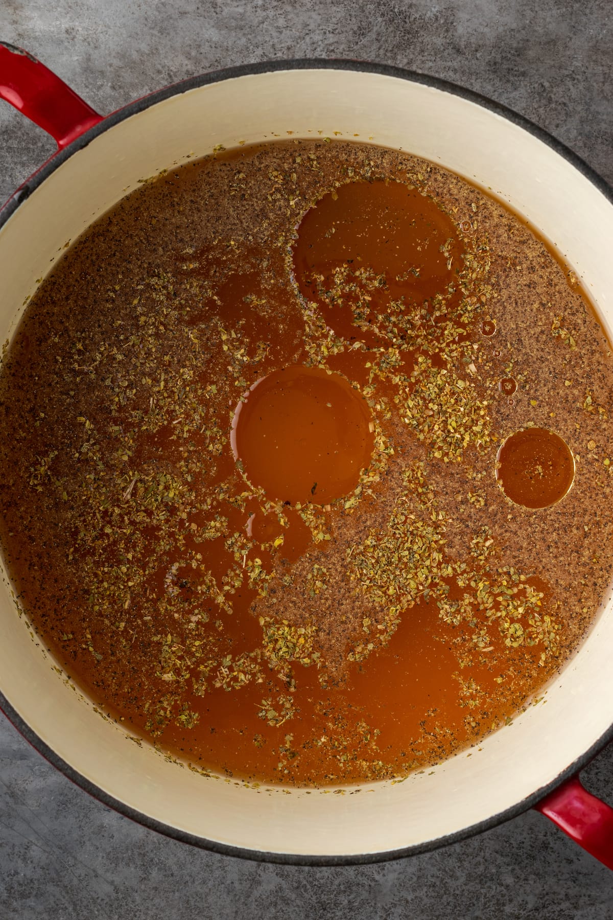 Tomates y caldo hirviendo a fuego lento en una olla grande.