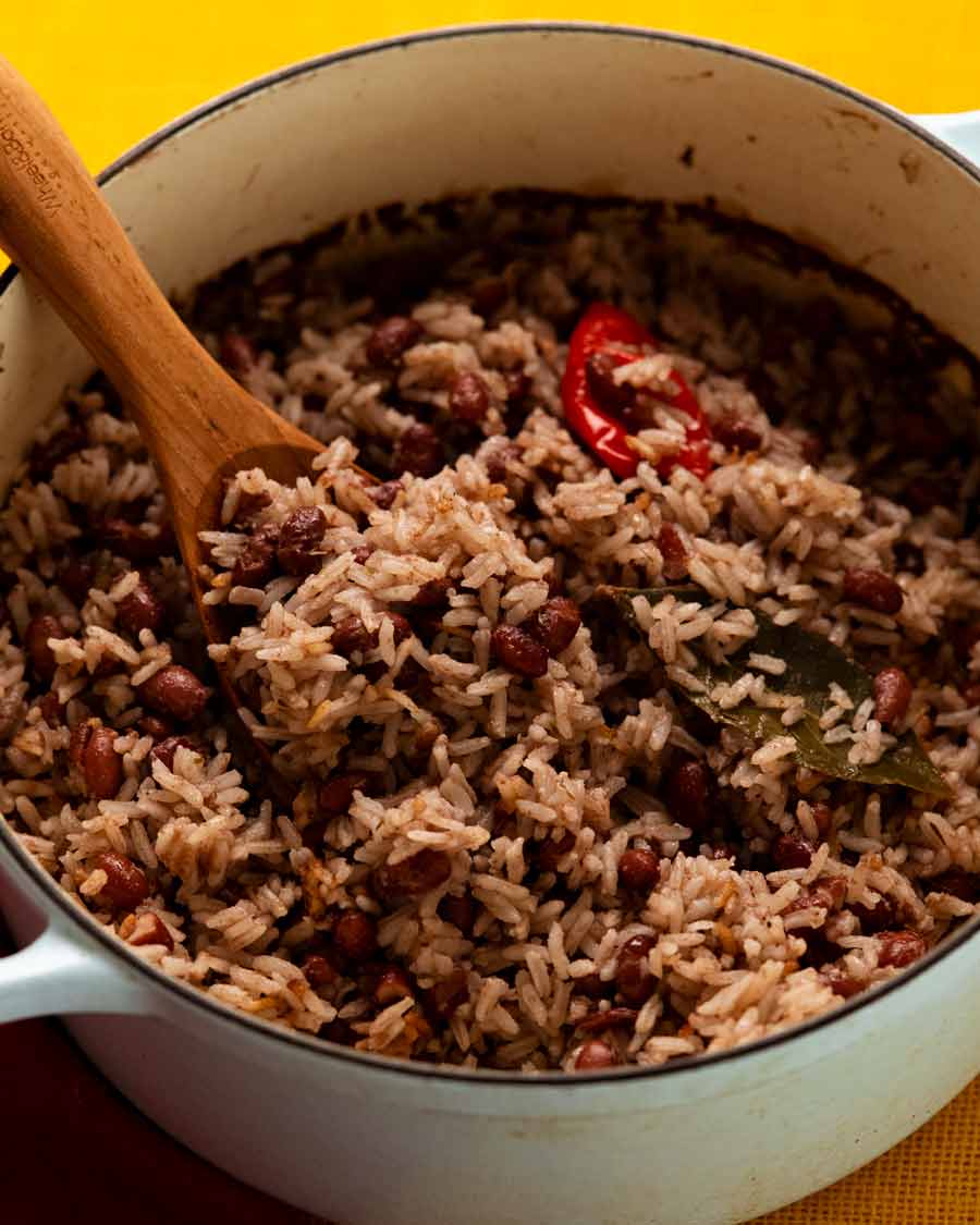 Olla de arroz con coco jamaiquino y guisantes (frijoles) recién hechos