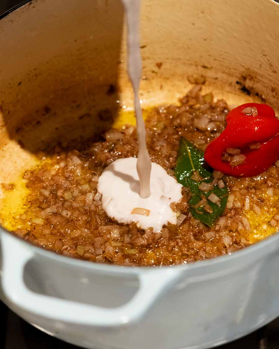 Cocinar arroz con coco jamaicano y guisantes (frijoles)