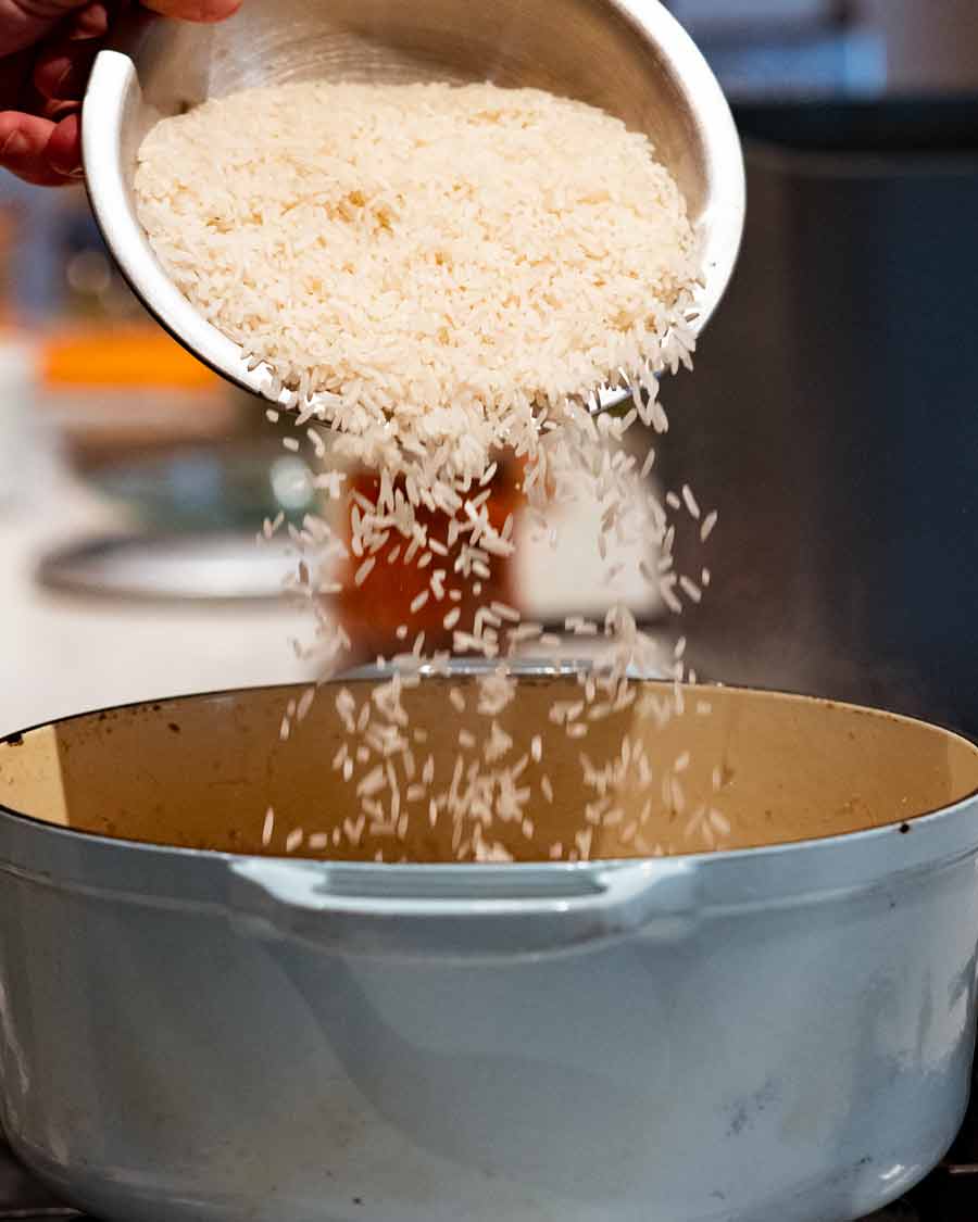 Cocinar arroz con coco jamaicano y guisantes (frijoles)