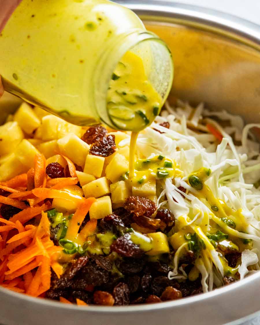 Verter el aderezo sobre la ensalada de repollo jamaicano