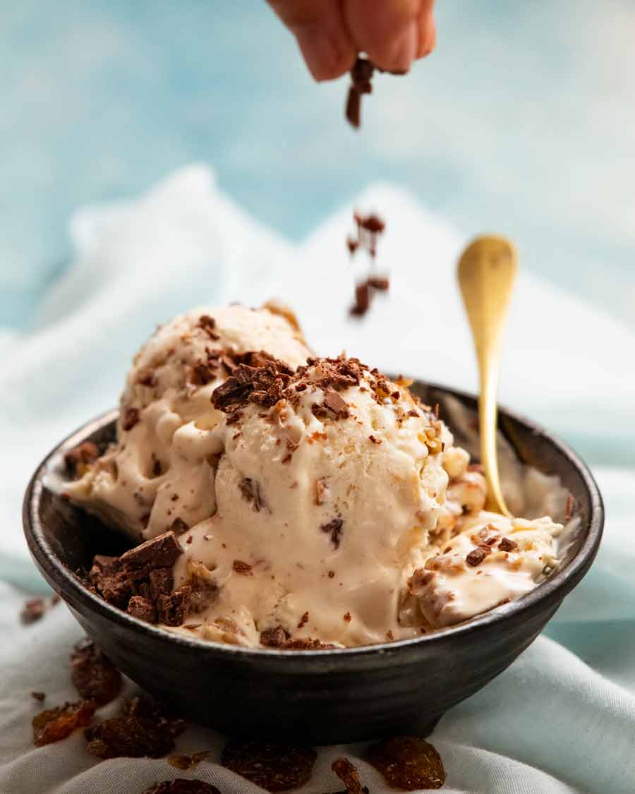 Espolvoreado de chocolate o Helado de ron con pasas
