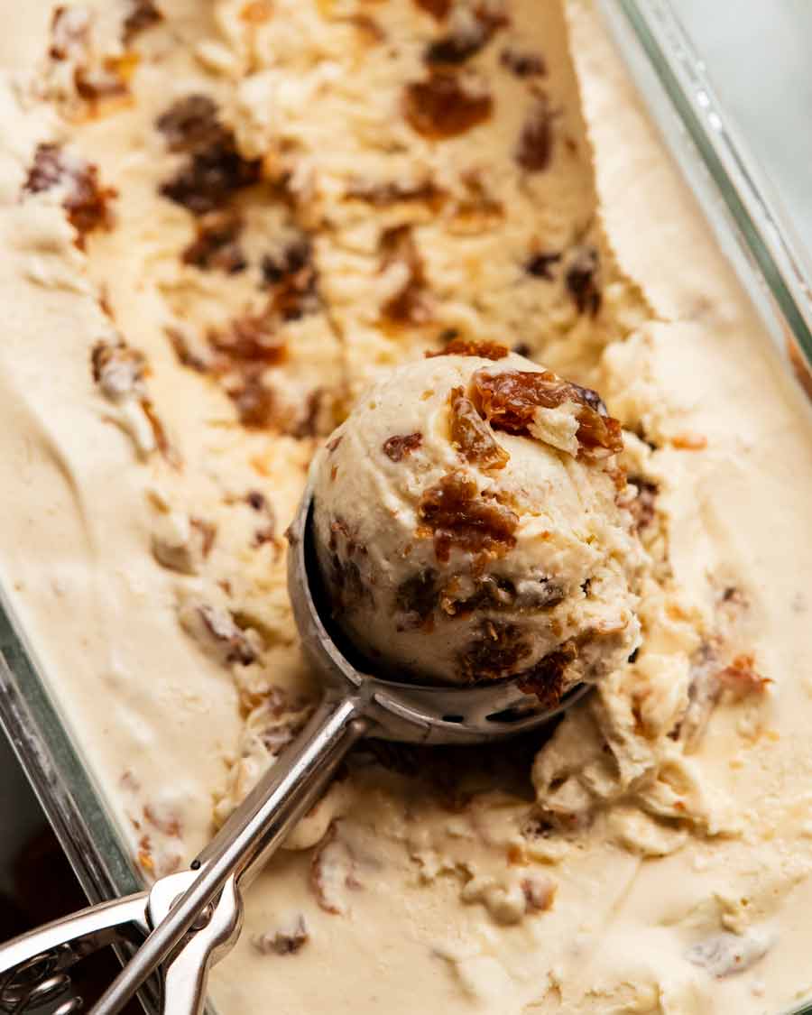 Primer plano de la bola de helado de ron con pasas