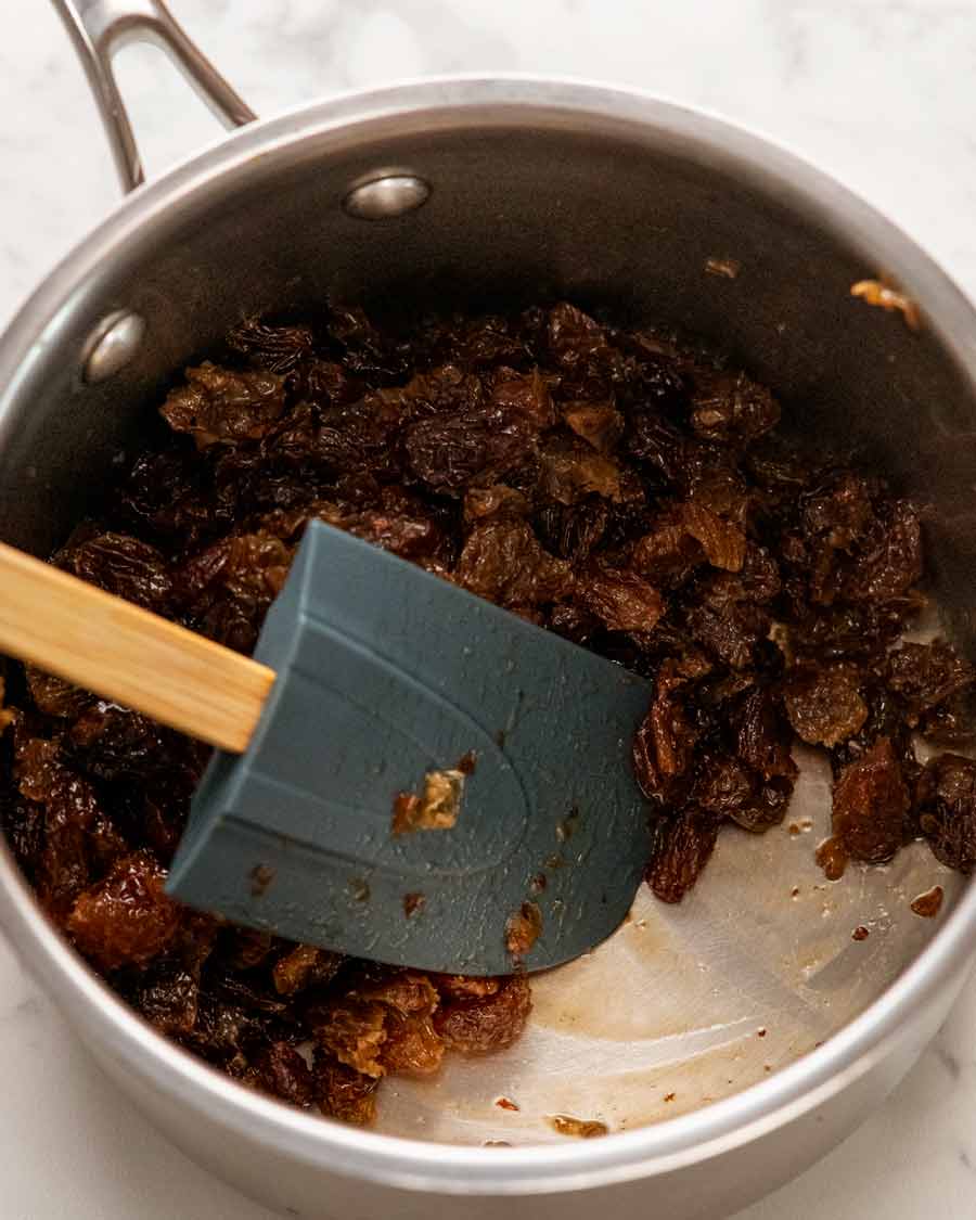 Remojar ron para helado de ron con pasas