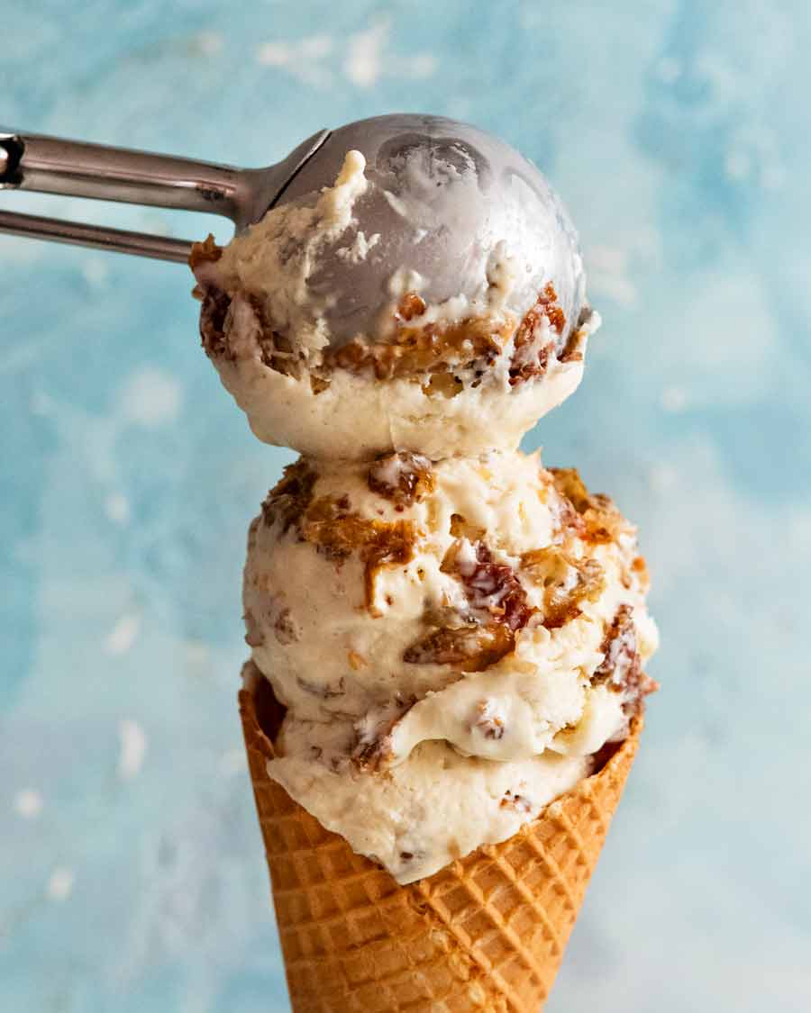 Bola de helado de ron con pasas