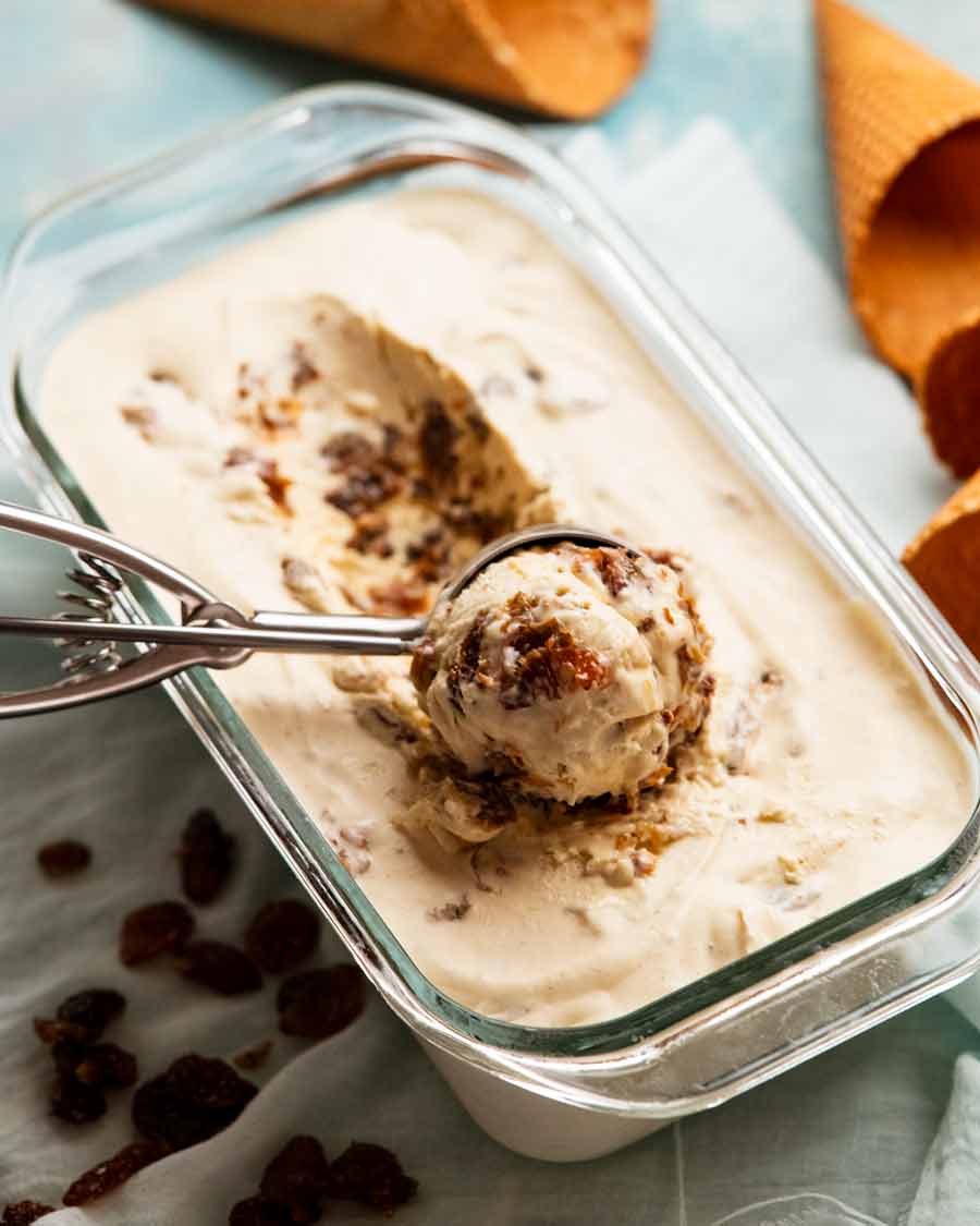 Sacar helado de ron con pasas