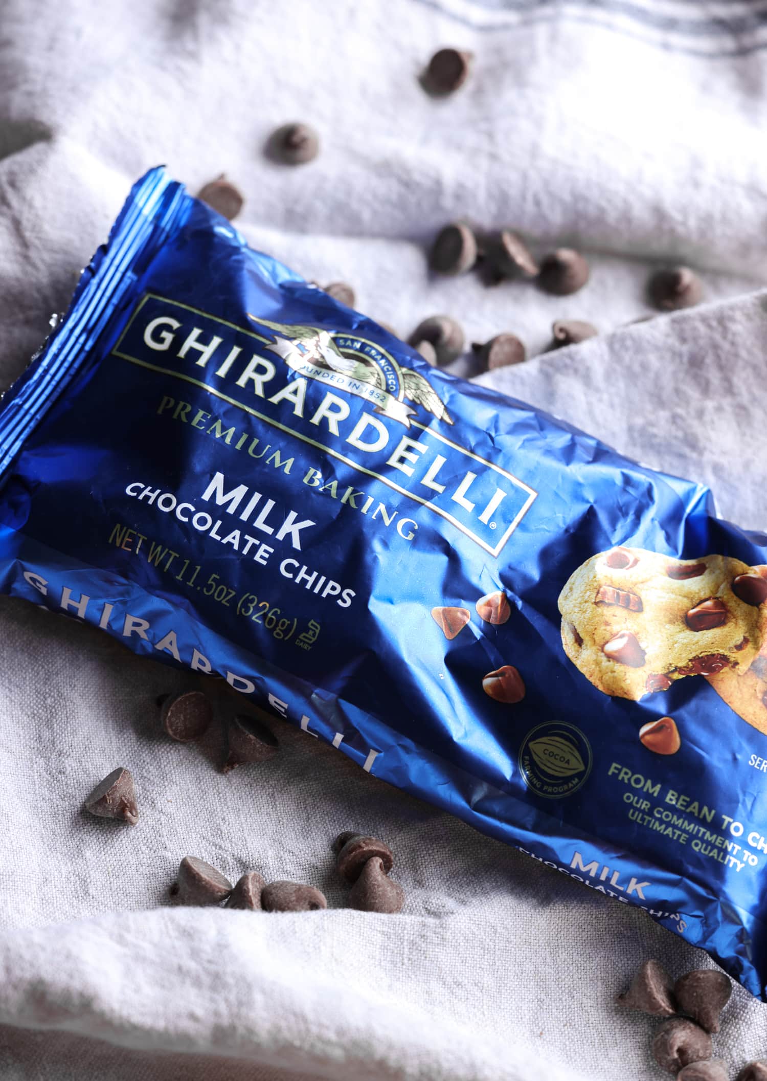 una bolsa de chispas de chocolate con leche ghiradelli