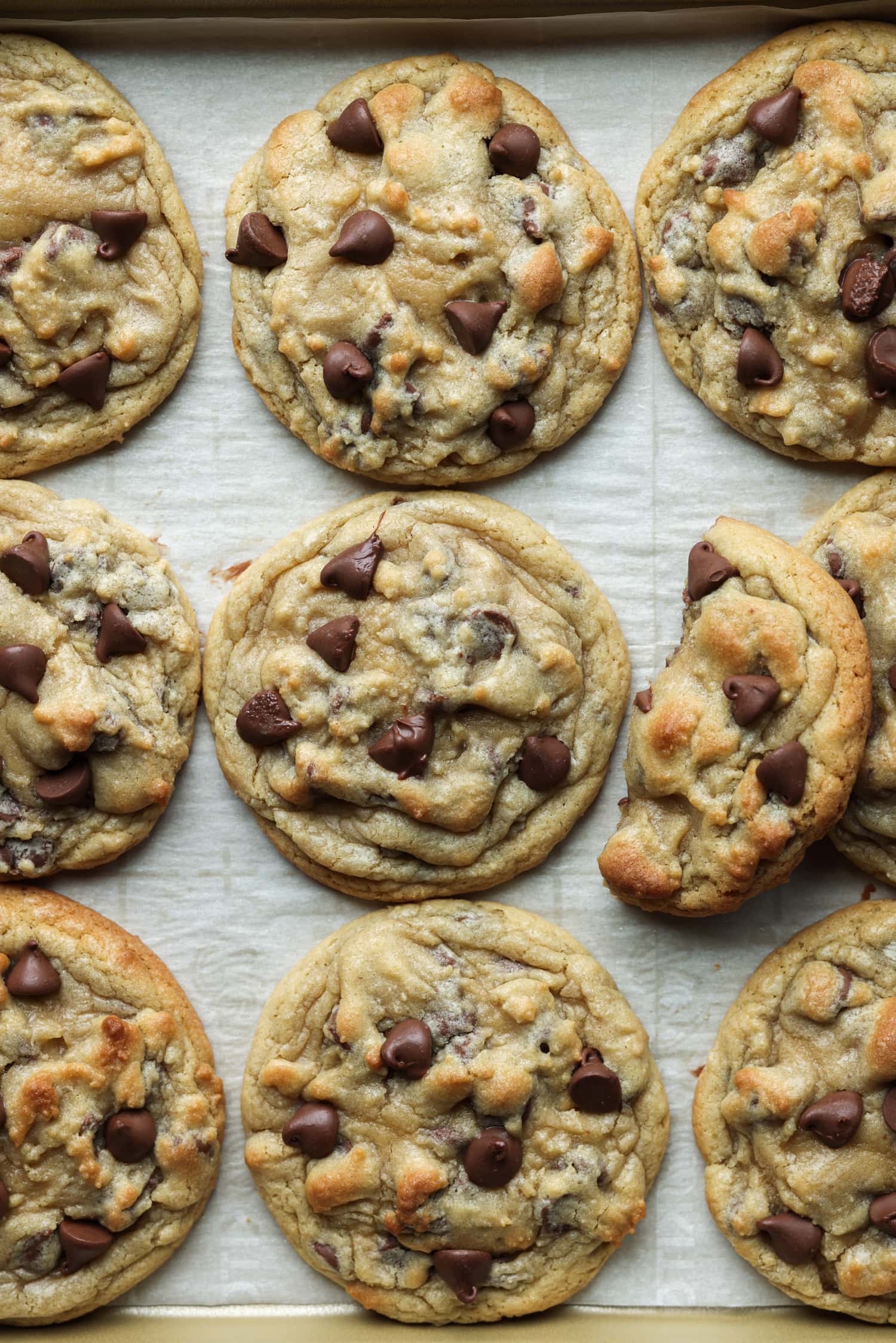 ¡Estoy seguro de que esta es la MEJOR receta de imitación para la galleta Crumbl con chispas de chocolate! ¡Espeso, mantecoso, suave y cargado de chispas de chocolate con leche! Galletas de chispas de chocolate desde arriba en una bandeja para hornear
