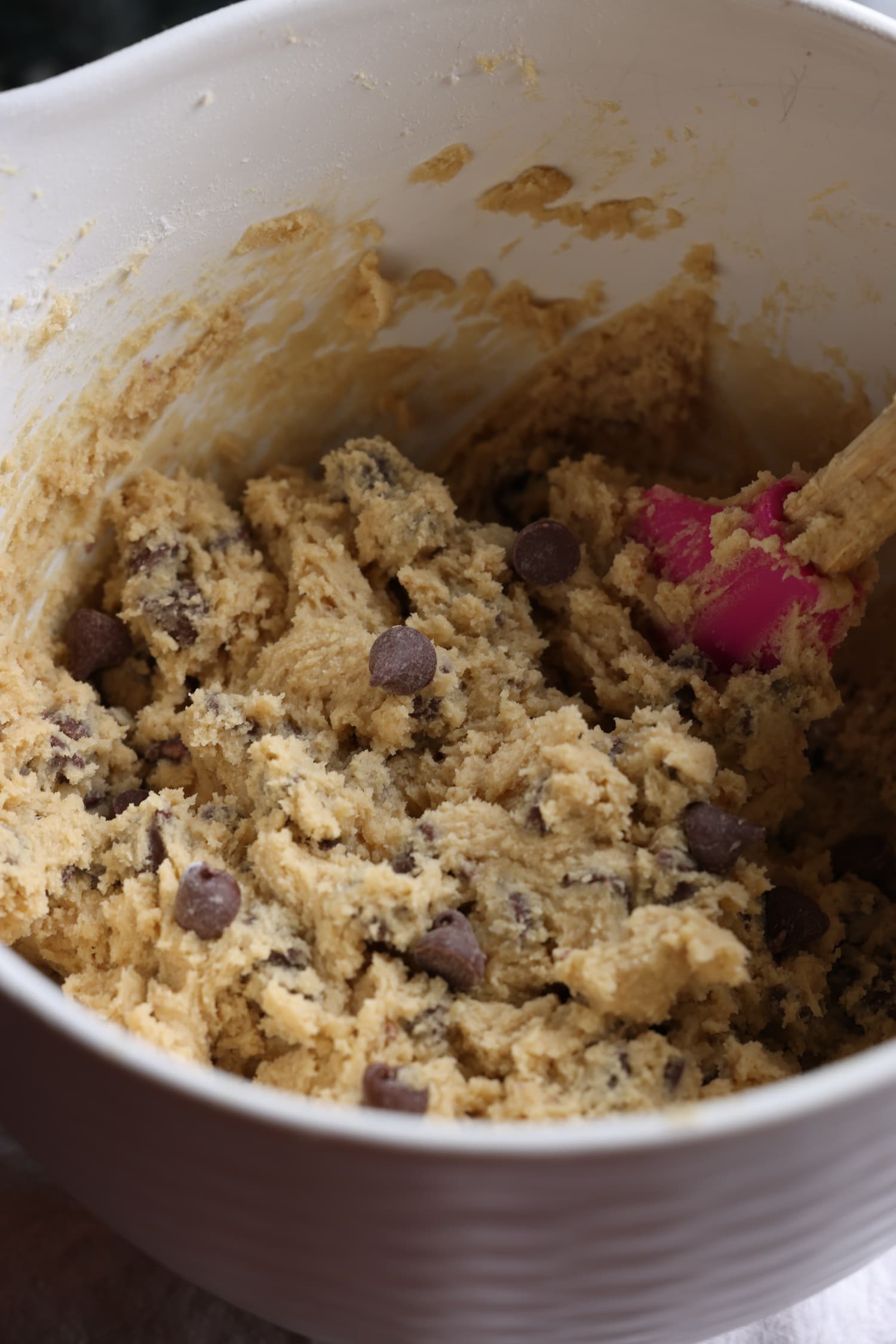 masa de galleta con chispas de chocolate en un tazón para mezclar
