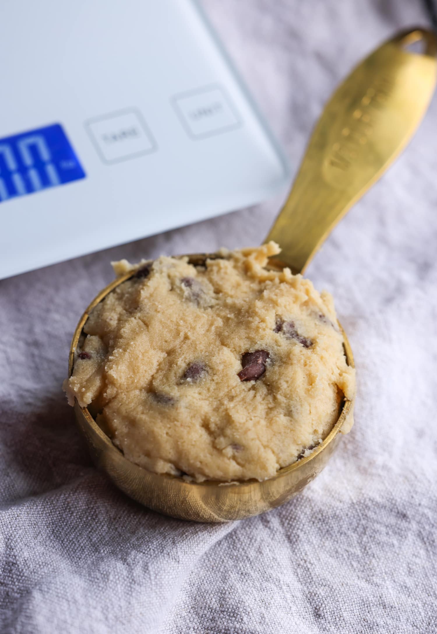 1/3 taza de masa para galletas en una taza medidora