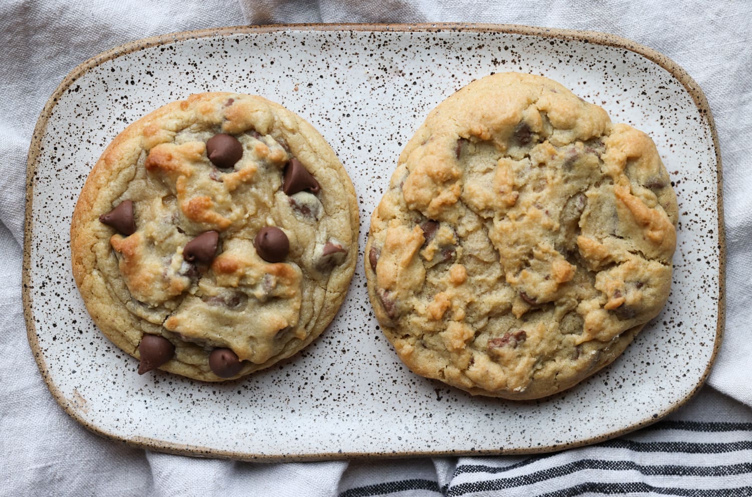 ¡Estoy seguro de que esta es la MEJOR receta de imitación para la galleta Crumbl con chispas de chocolate! ¡Espeso, mantecoso, suave y cargado de chispas de chocolate con leche! Una comparación lado a lado de una galleta desmenuzada casera junto a una galleta desmenuzada de panadería en un plato