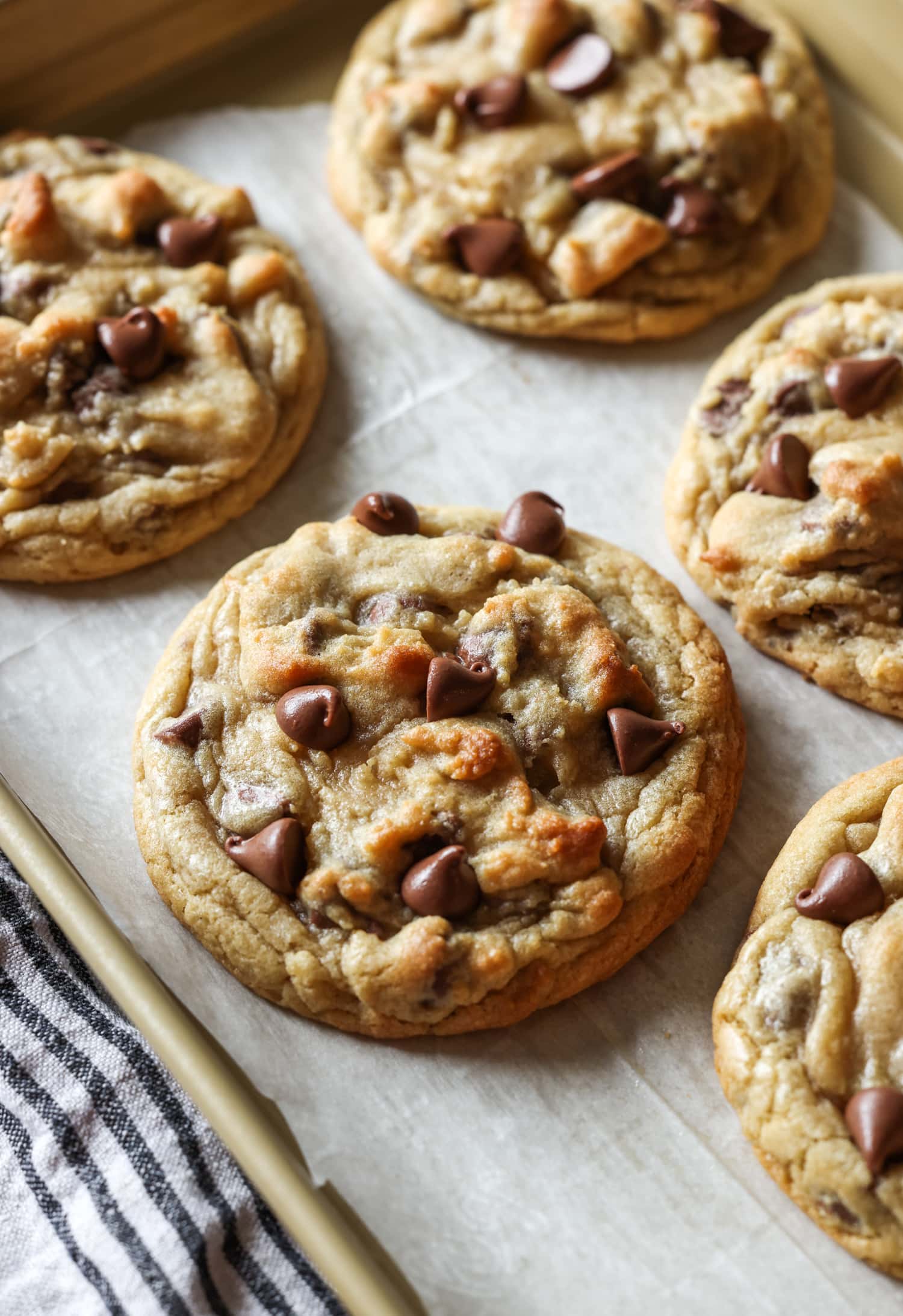 ¡Estoy seguro de que esta es la MEJOR receta de imitación para la galleta Crumbl con chispas de chocolate! ¡Espeso, mantecoso, suave y cargado de chispas de chocolate con leche! Galleta Crumbl Casera