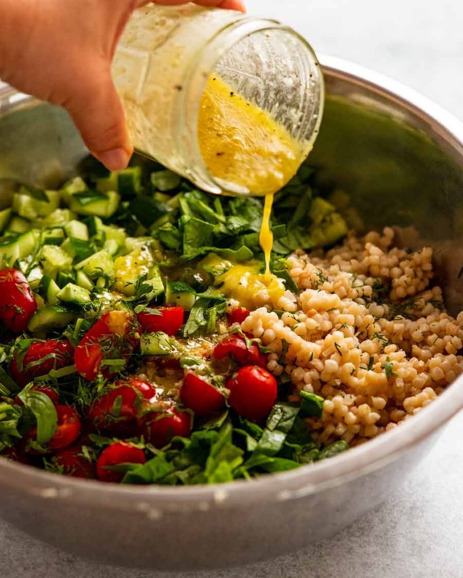 Aderezo de limón sobre ensalada de cuscús perla