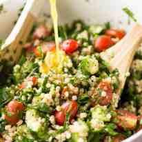 ¡Esta ensalada de cuscús israelí es fabulosamente adictiva! Bolas de cuscús tiernas y llenas de sabor mezcladas con espinacas, tomate, pepino, hierbas y un aderezo de limón fresco. ¡Verano en un cuenco! recetatineats.com
