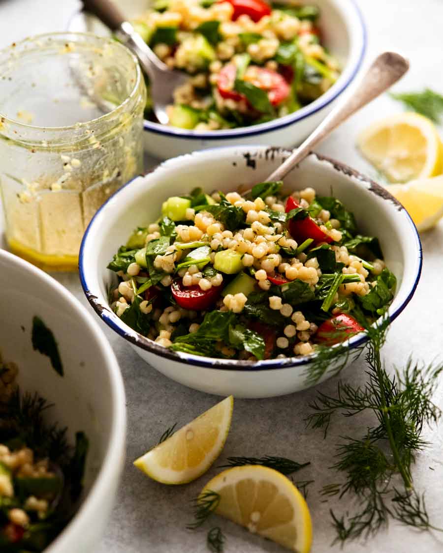 Ensalada de cuscús perla en tazones, lista para comer