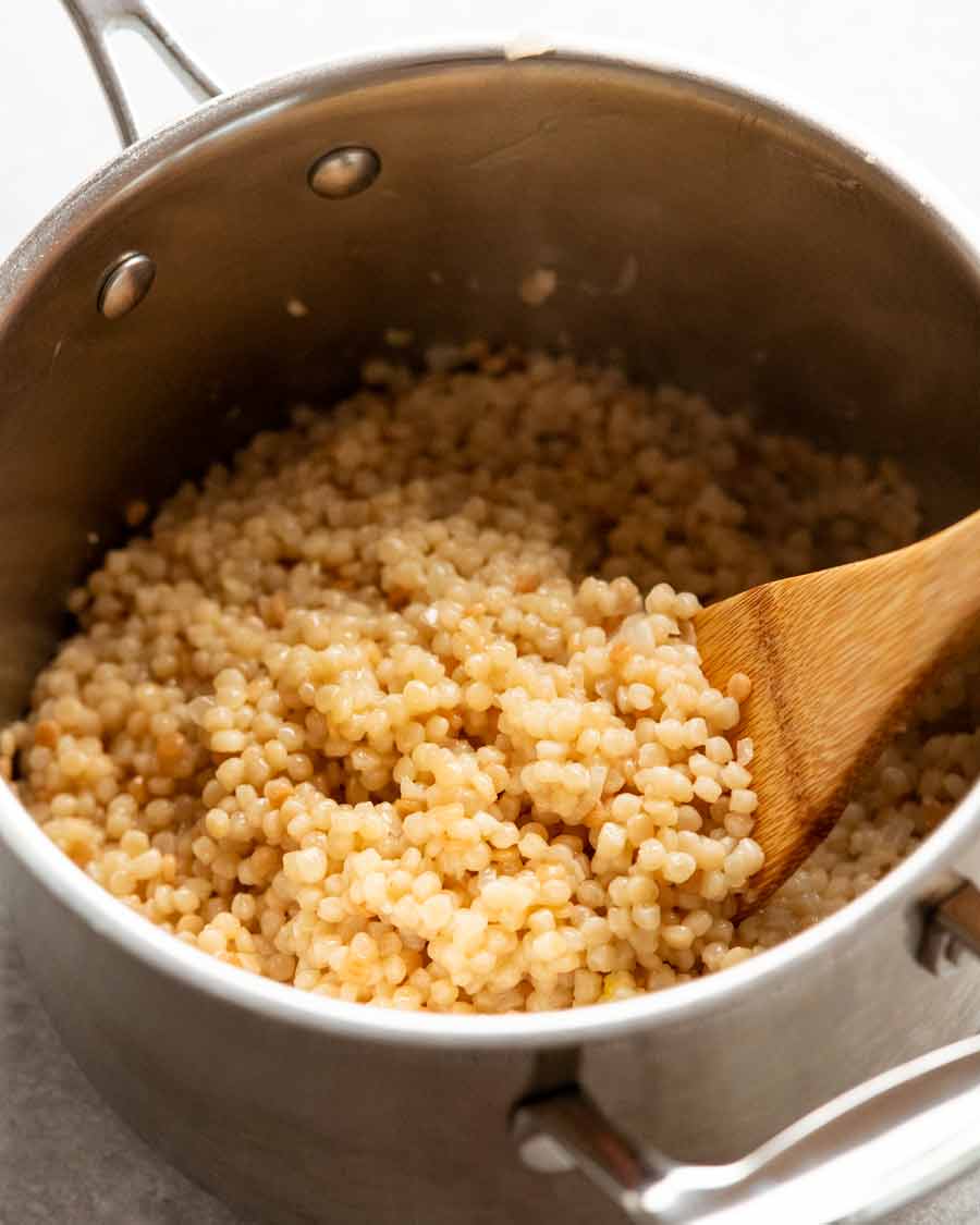 Cuscús perla cocido en una cacerola