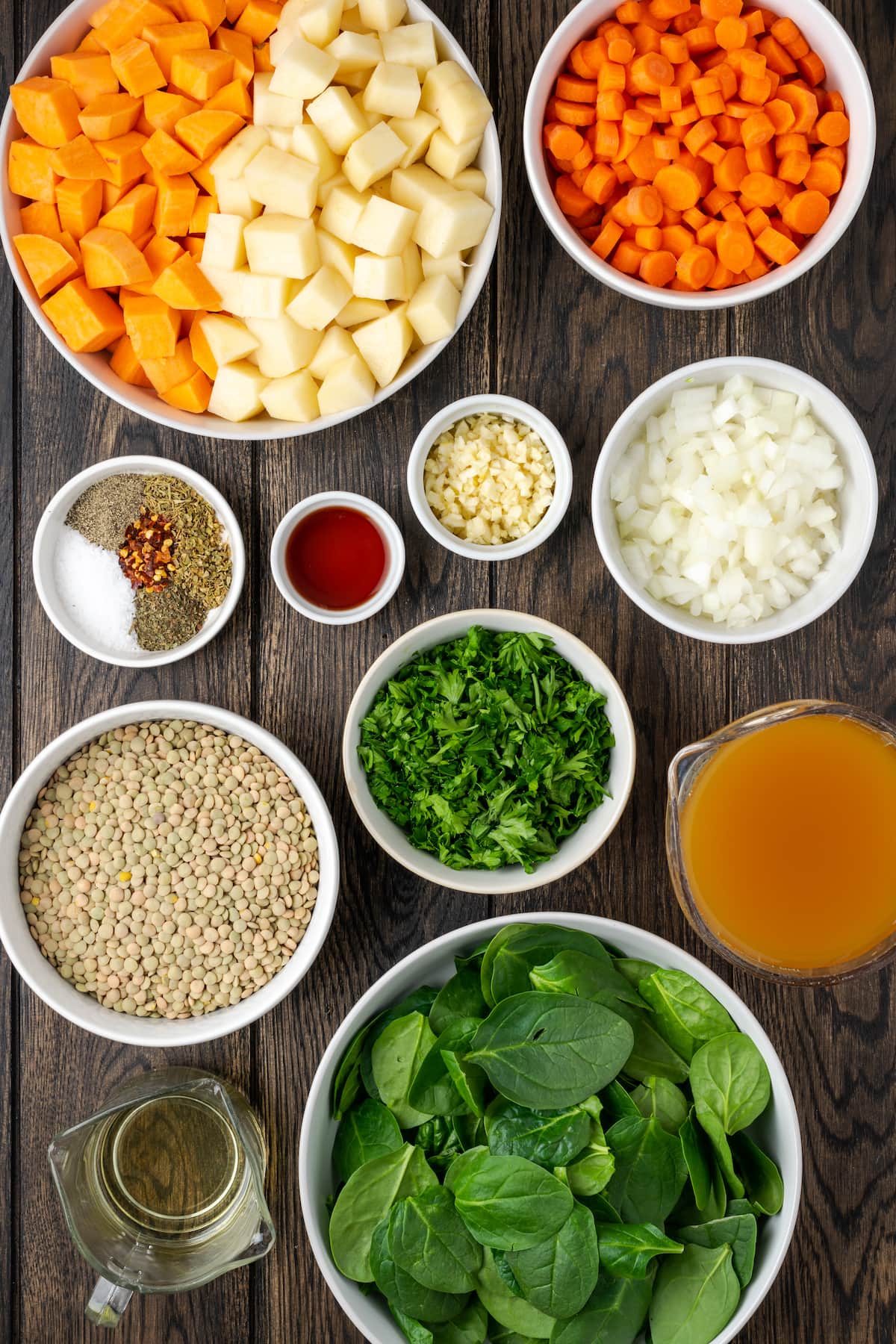 Los ingredientes para la sopa de lentejas en olla de cocción lenta.