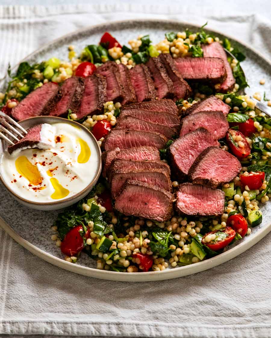 Plato de lomo de cordero marroquí con ensalada de cuscús perla