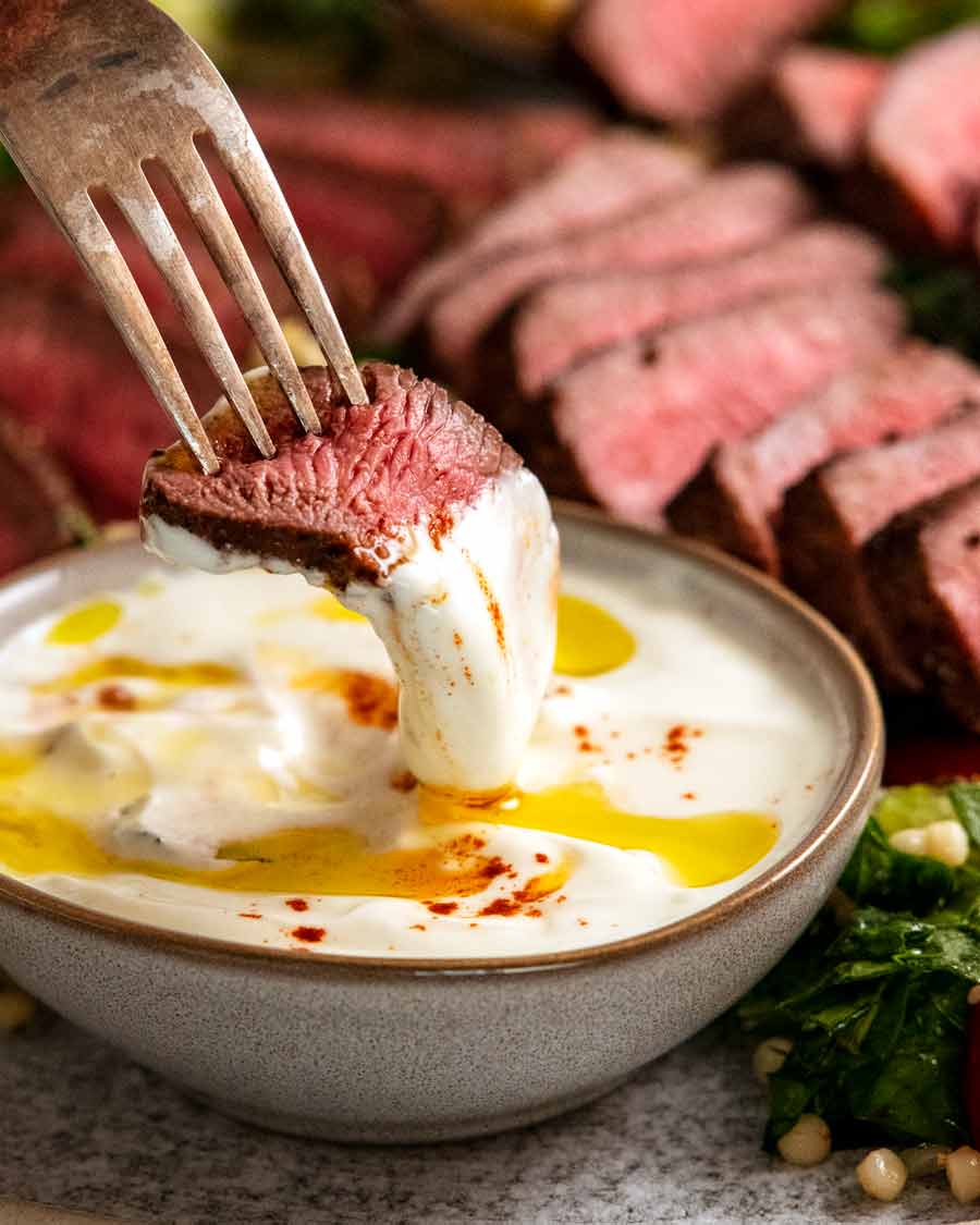 Sumergir la cintura de cordero marroquí en salsa de yogur