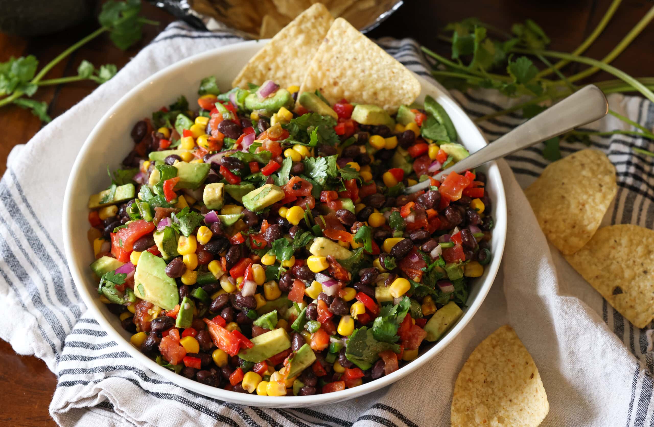 Esta receta fácil de caviar de vaquero es el aperitivo perfecto o incluso una cena ligera. ¡Disfrútelo con un tazón de papas fritas, como un adorno de papa al horno o encima de un plato de nachos! tazón de salsa de maíz y frijoles