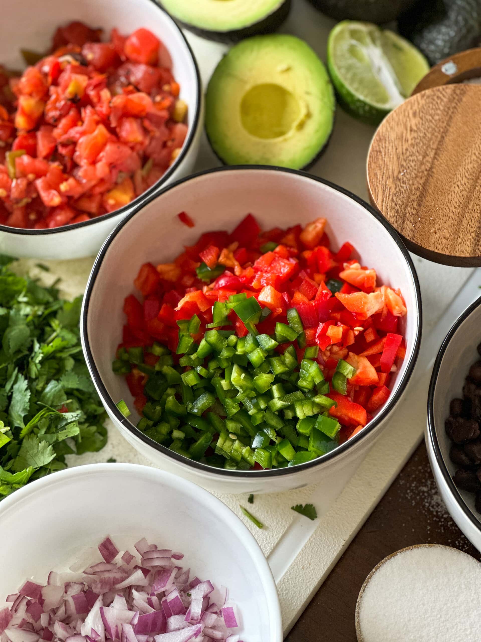 Esta receta fácil de caviar de vaquero es el aperitivo perfecto o incluso una cena ligera. ¡Disfrútelo con un tazón de papas fritas, como un adorno de papa al horno o encima de un plato de nachos! tazón de pimientos rojos cortados en cubitos y jalapeños