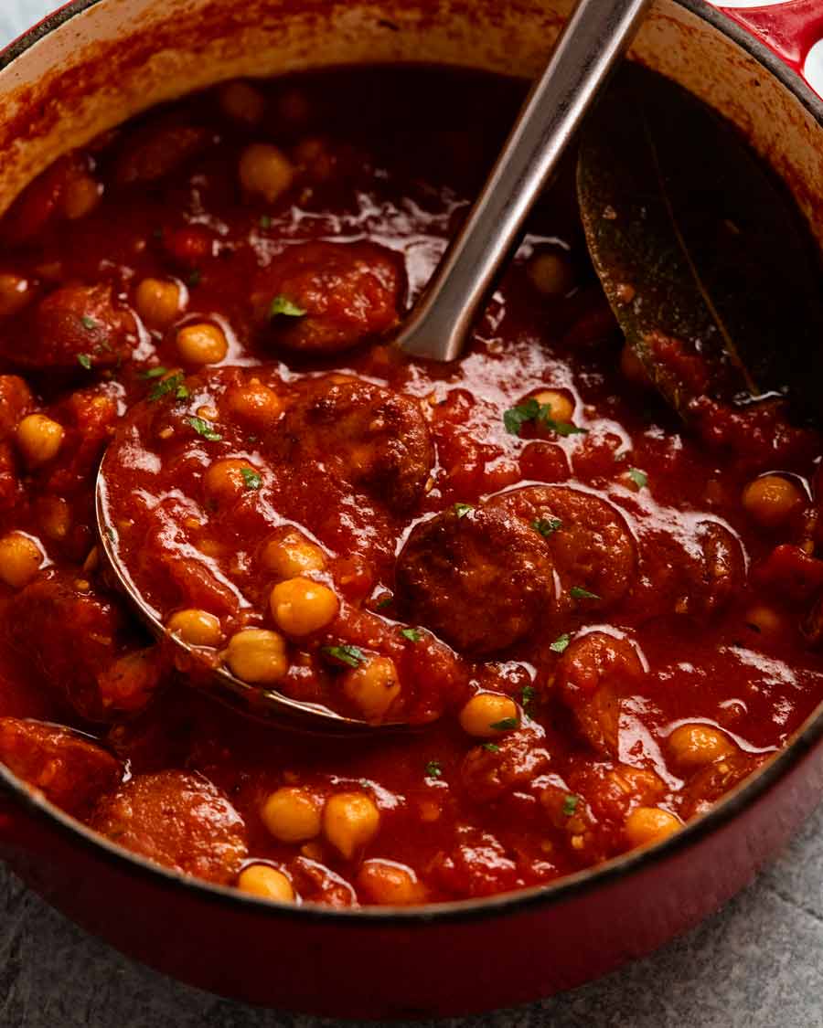 Olla de guiso de chorizo ​​y garbanzos recién cocinados