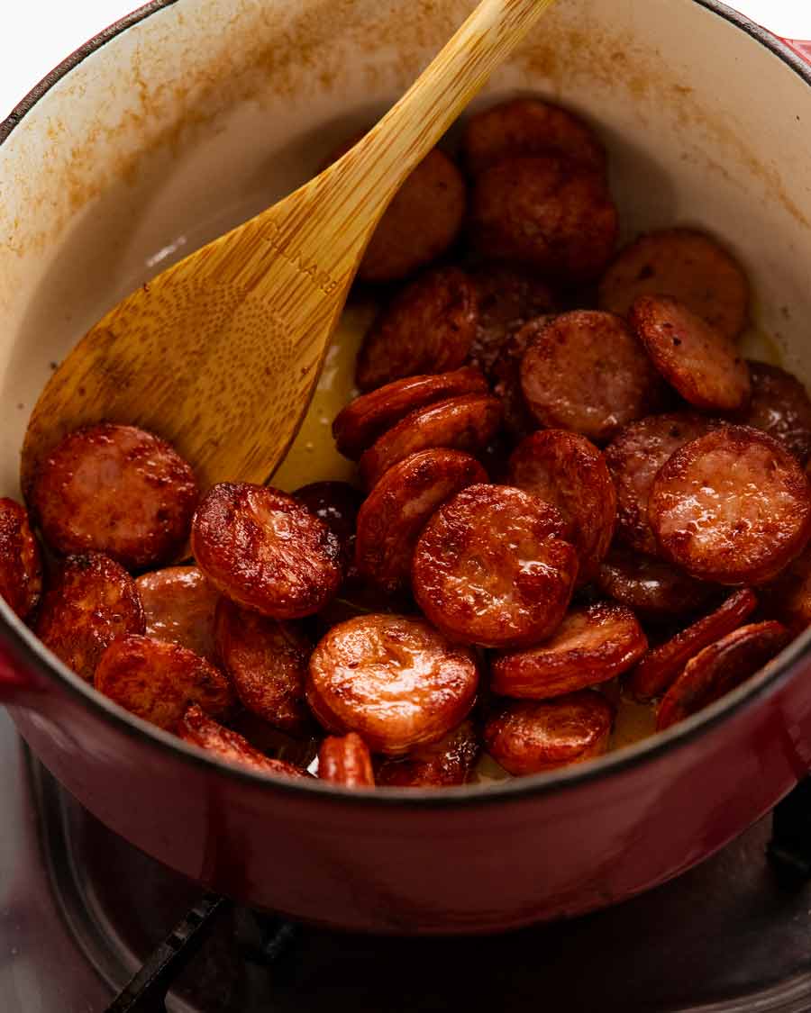 Lonchas de chorizo ​​cocido dorado