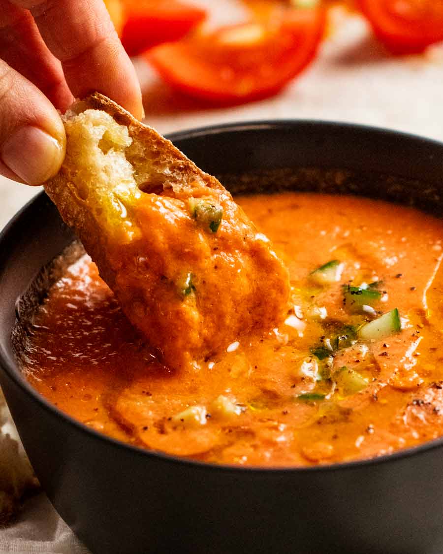 Mojando pan en gazpacho