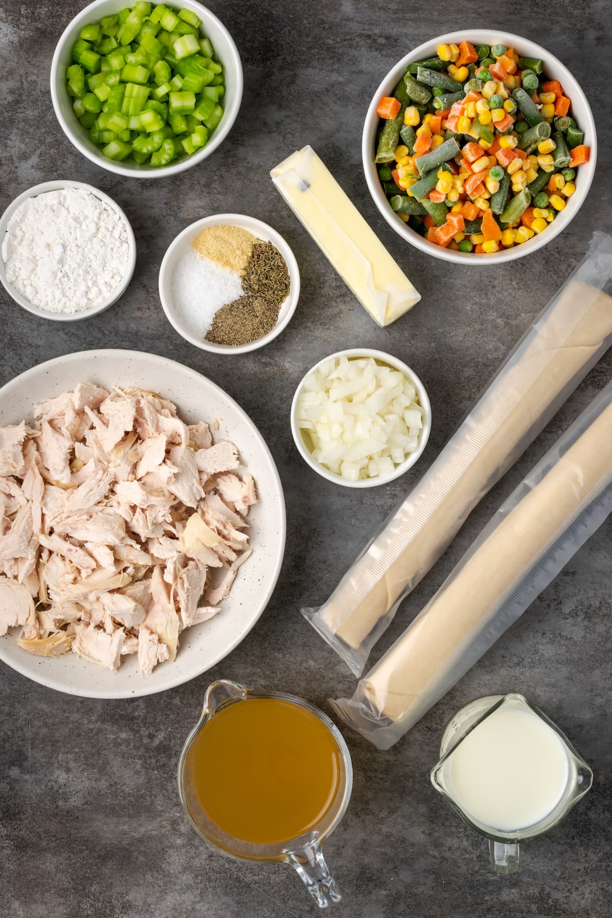 El Chicken Pot Pie casero es la mejor comida reconfortante, hecho con pollo cremoso y verduras horneadas dentro de una masa de pastel de hojaldre mantecosa. Los ingredientes para el pastel de pollo casero.