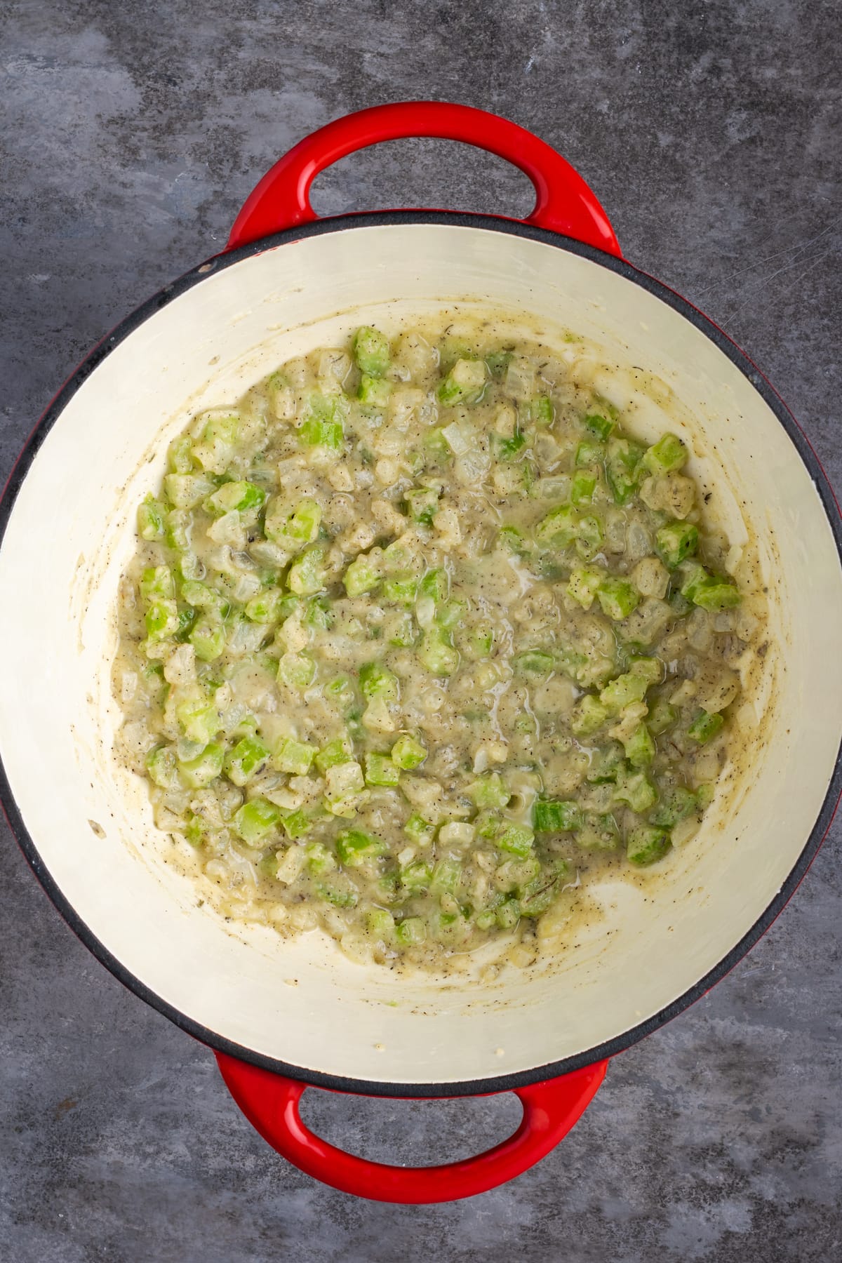 El Chicken Pot Pie casero es la mejor comida reconfortante, hecho con pollo cremoso y verduras horneadas dentro de una masa de pastel de hojaldre mantecosa. La base para el relleno de pastel de pollo en una cacerola grande.
