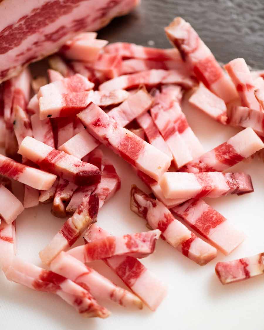 Bastones de guanciale crudo para Carbonara
