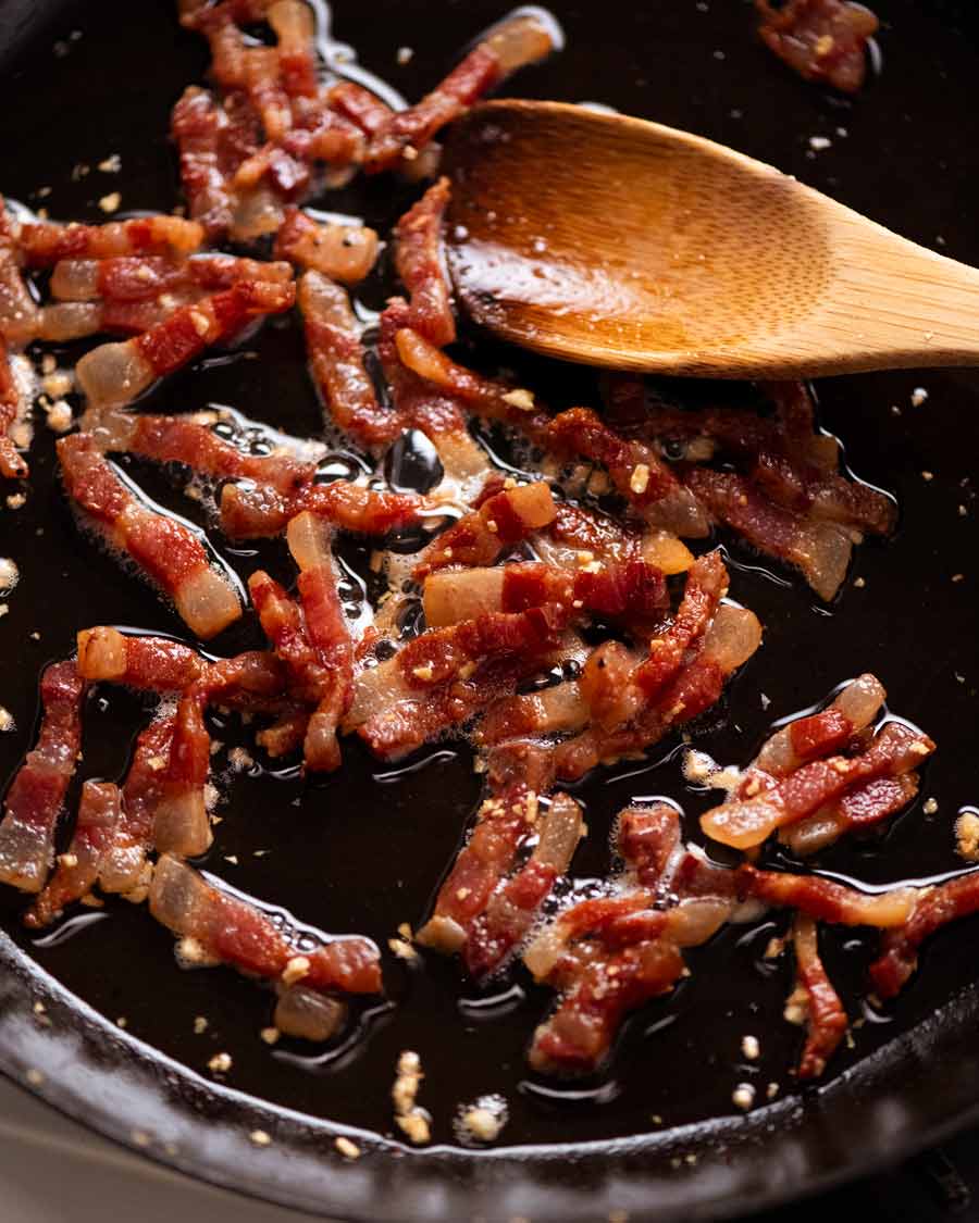 Guanciale dorada frita para carbonara
