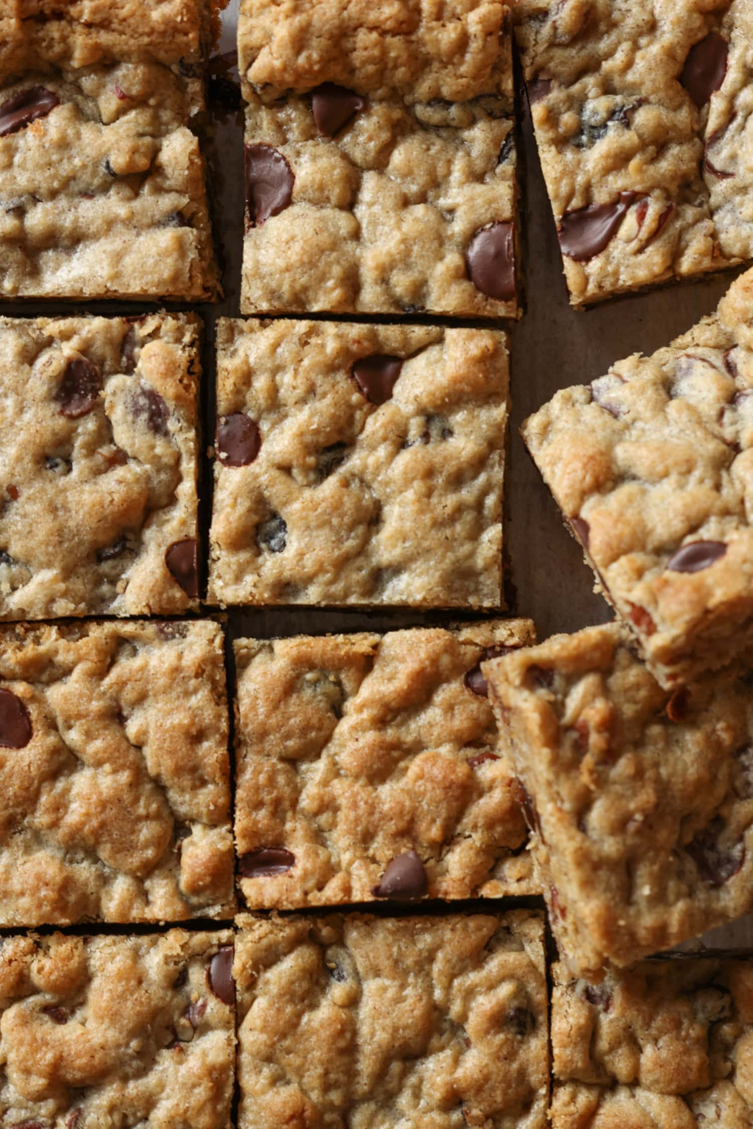 barras de galletas de avena cortadas en cuadrados en una tabla para cortar