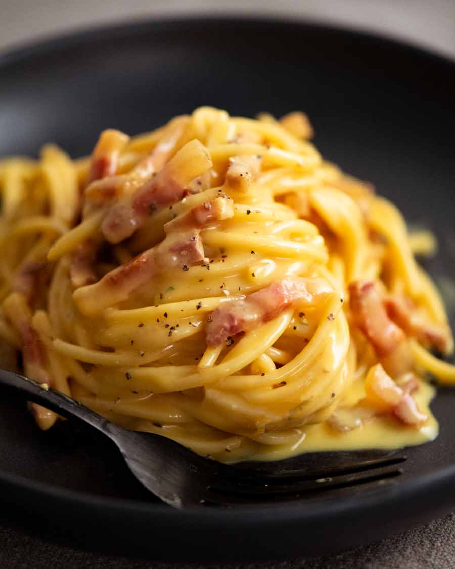 Primer plano de un plato de Carbonara listo para ser comido