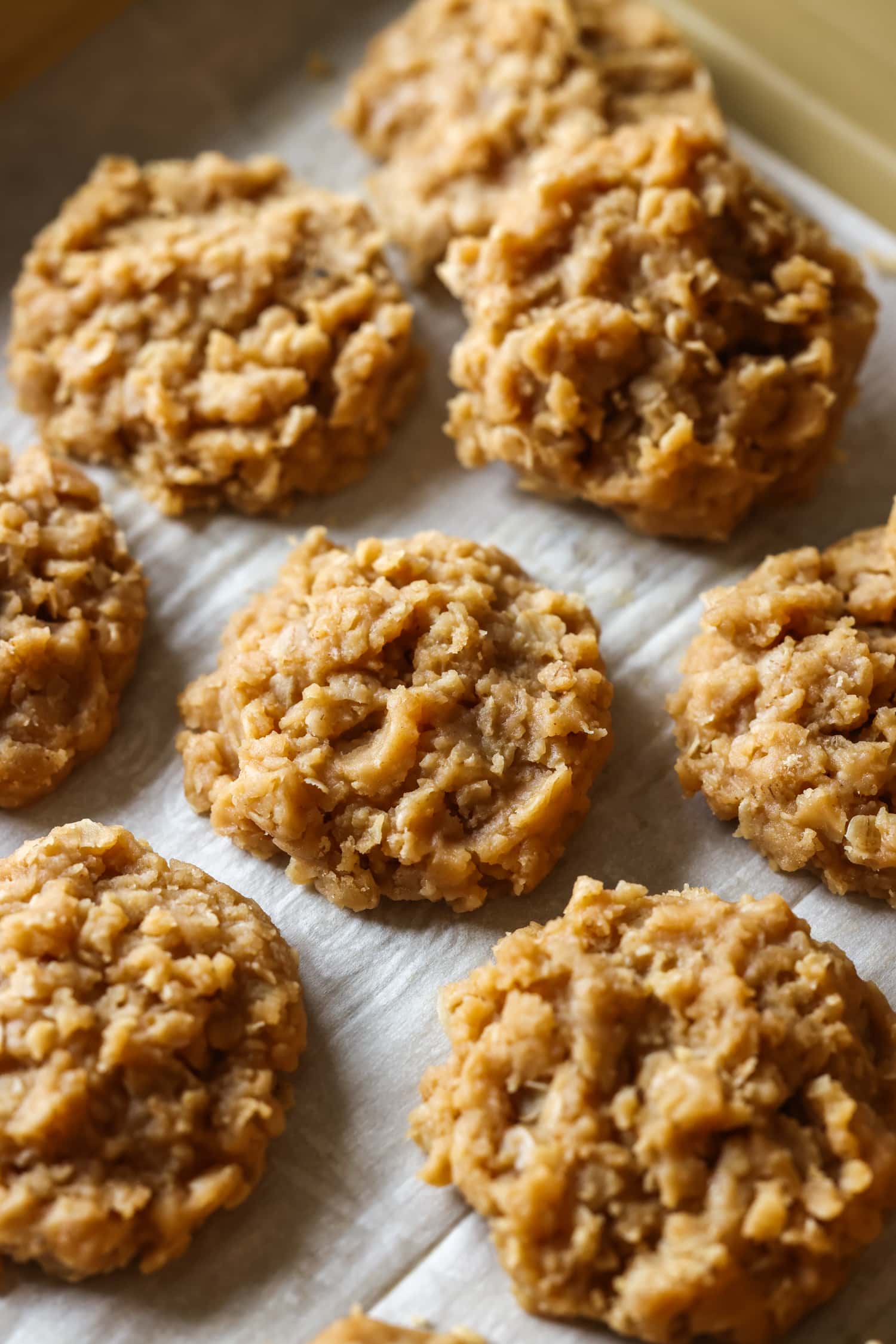 Galletas sin hornear recogidas y colocadas en una bandeja para hornear