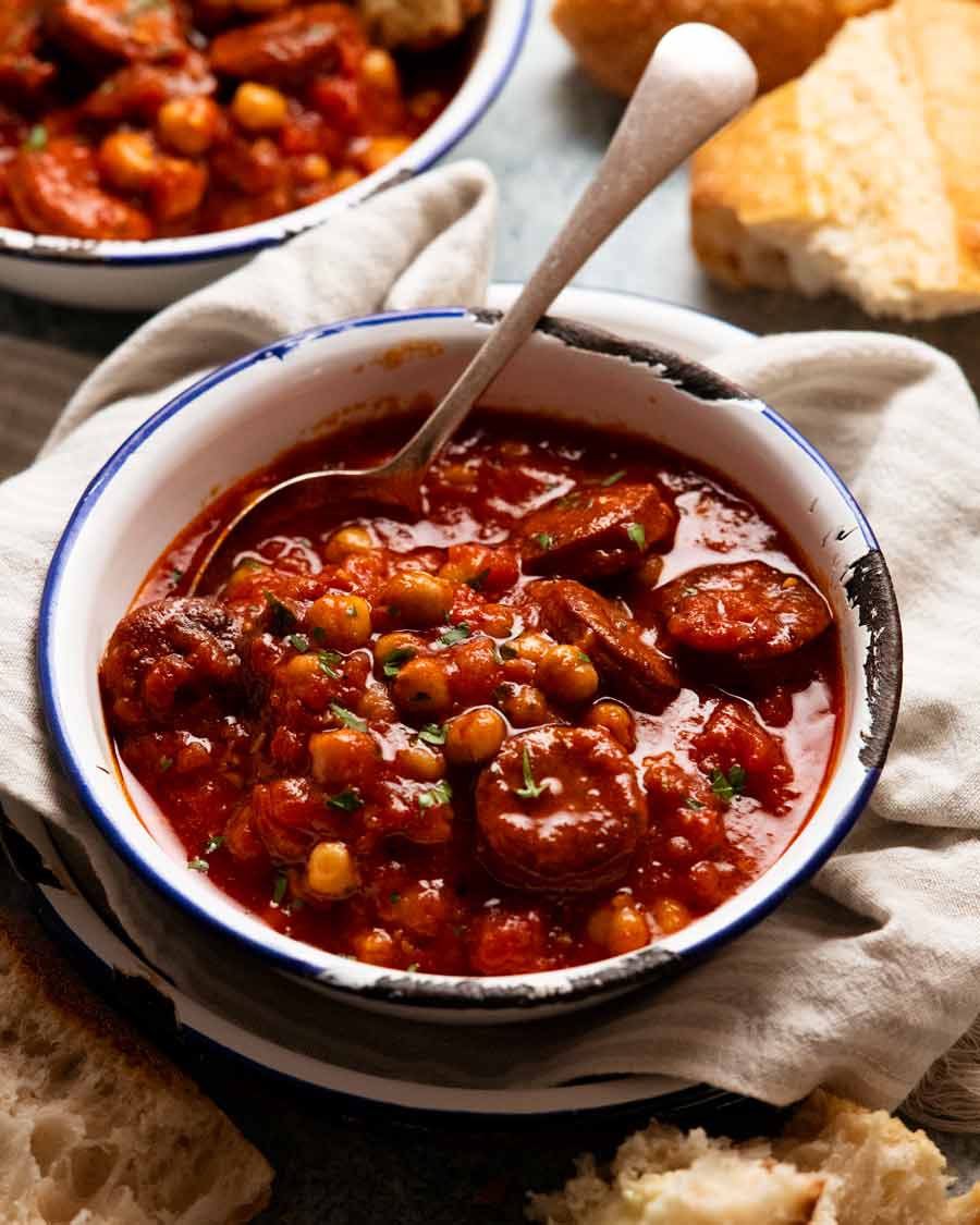 Guiso de chorizo ​​y garbanzos en un bol
