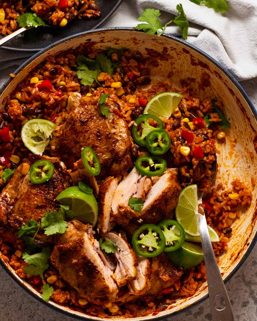 Fotografía aérea de One Pot Mexican Chicken and Rice recién hecho
