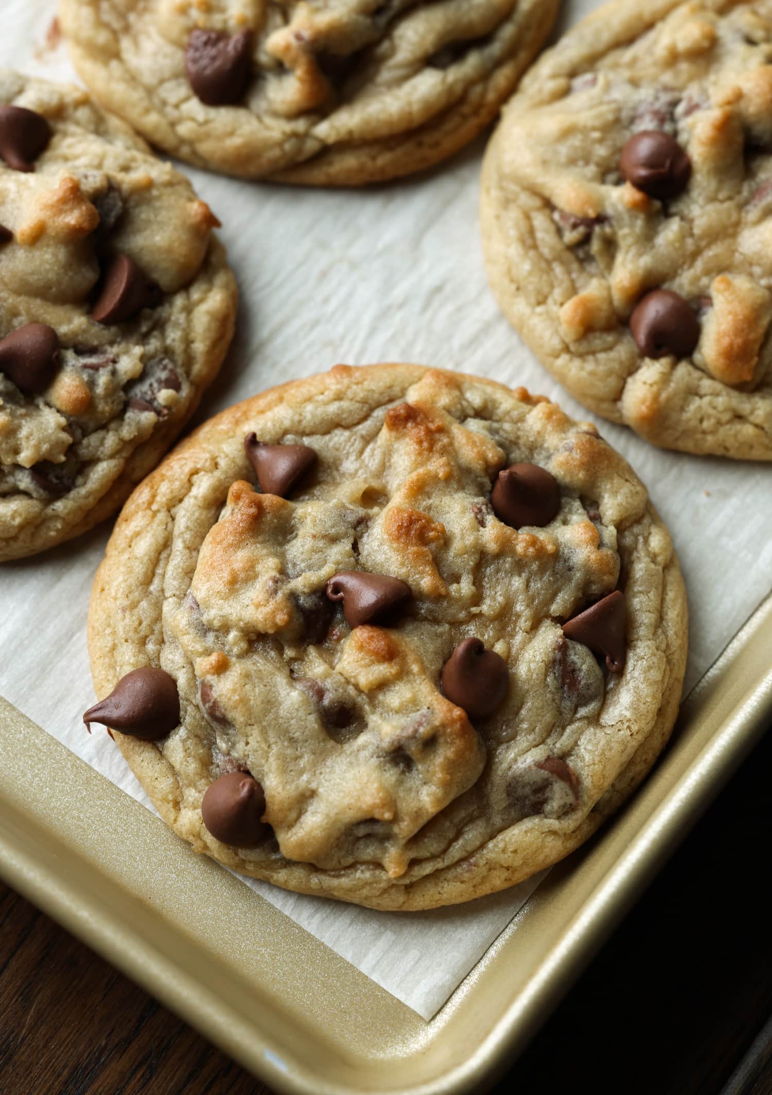 ¡Estoy seguro de que esta es la MEJOR receta de imitación para la galleta Crumbl con chispas de chocolate! ¡Espeso, mantecoso, suave y cargado de chispas de chocolate con leche! Copycat Crumbl Cookie con chispas de chocolate con leche
