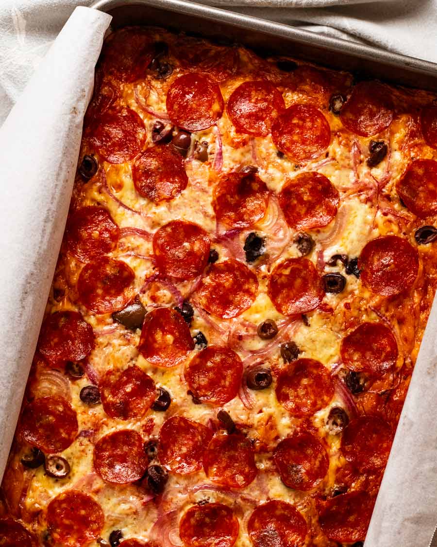 Pan de pizza fácil recién salido del horno