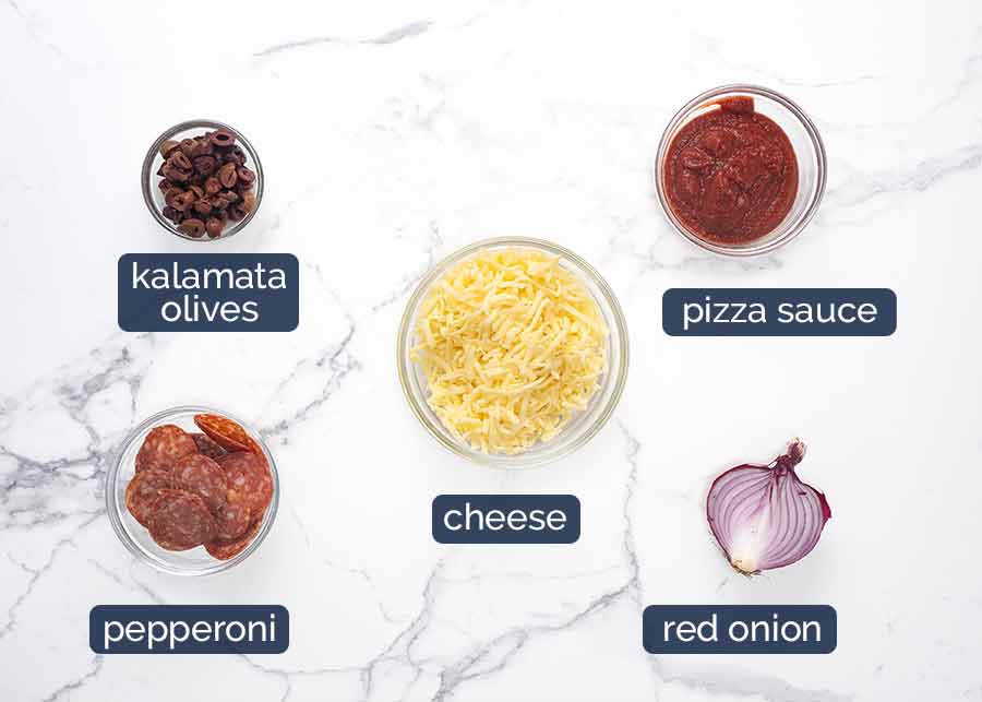 Ingredientes en pan de pizza fácil