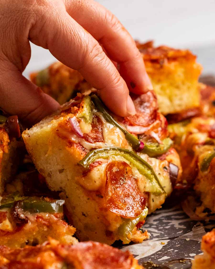 Recogiendo un trozo de pan de pizza fácil