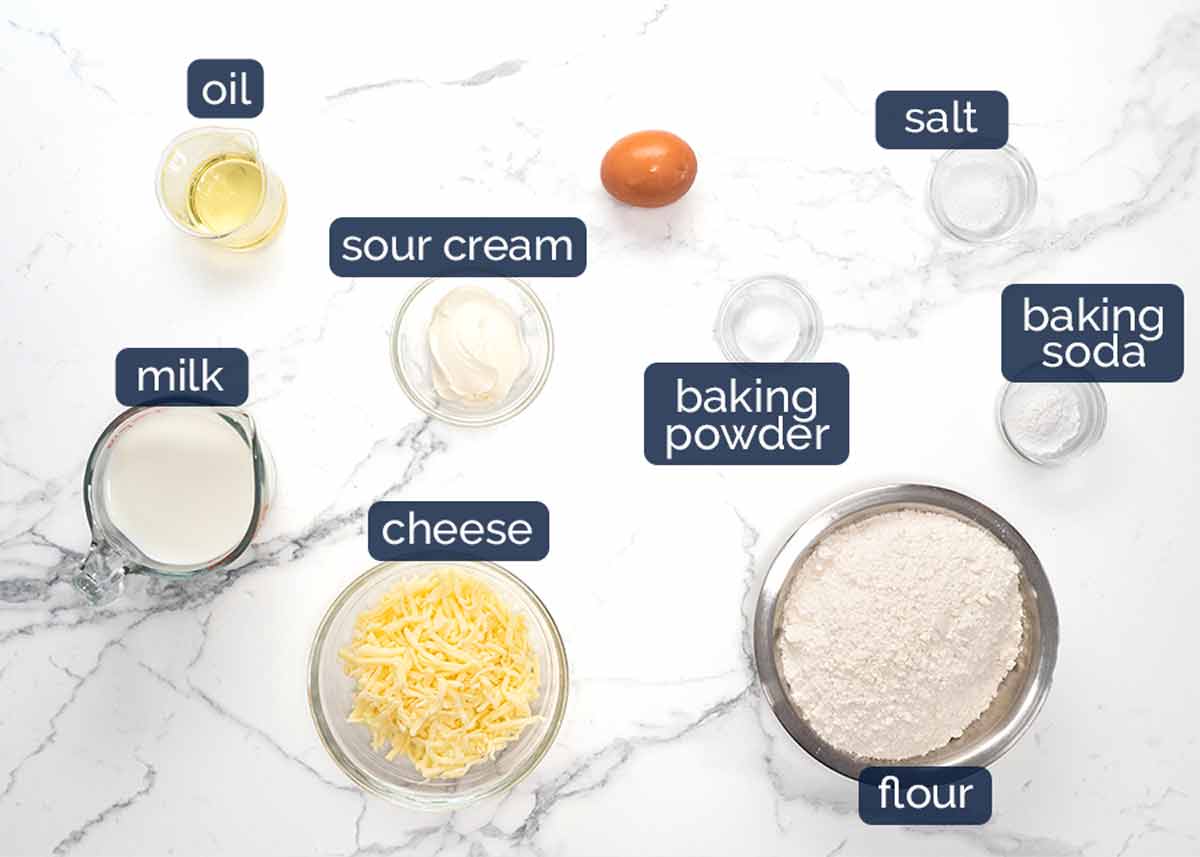 Ingredientes en pan de pizza fácil