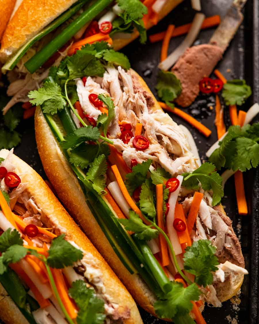 Bandeja llena de pollo banh mi