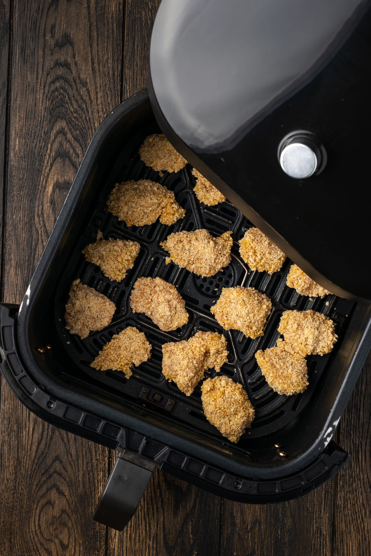 Crispy Air Fryer Popcorn Chicken es irresistiblemente crujiente por fuera y jugoso por dentro, ¡listo en 20 minutos de principio a fin! Vista aérea del pollo con palomitas de maíz que se cocina dentro de la freidora.