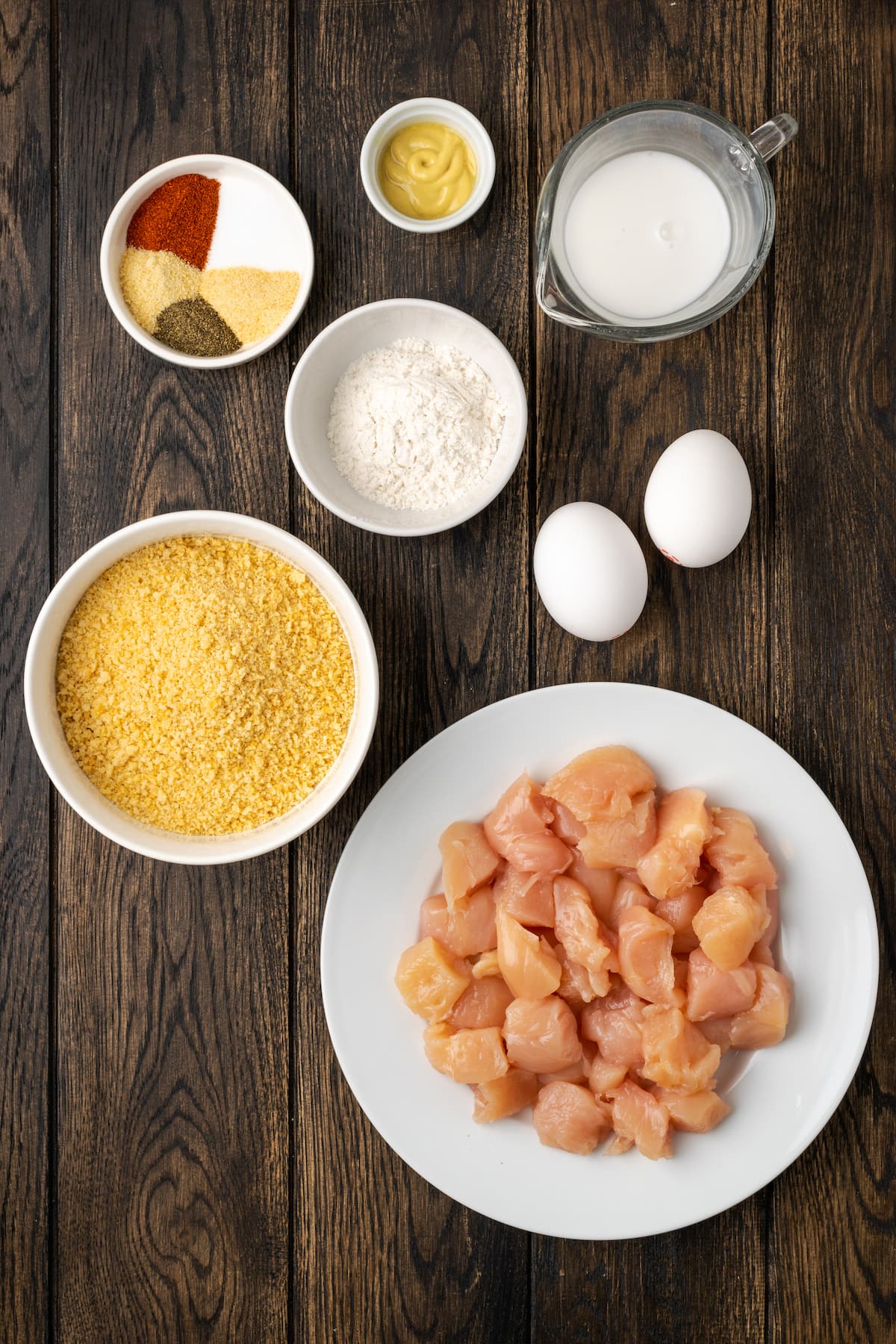 Crispy Air Fryer Popcorn Chicken es irresistiblemente crujiente por fuera y jugoso por dentro, ¡listo en 20 minutos de principio a fin! Los ingredientes para el pollo casero con palomitas de maíz.