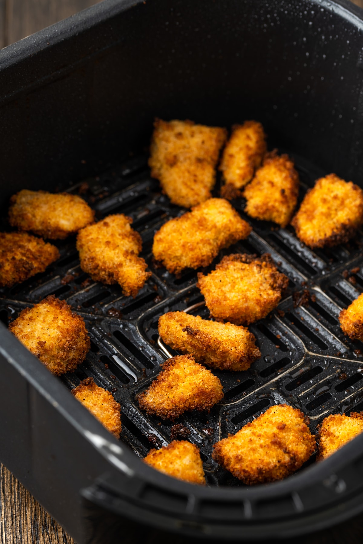 Crispy Air Fryer Popcorn Chicken es irresistiblemente crujiente por fuera y jugoso por dentro, ¡listo en 20 minutos de principio a fin! Pollo dorado y crujiente con palomitas de maíz dentro de la cesta de la freidora.