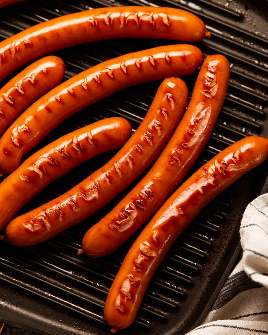 Sartén para freír salchichas ahumadas de chili dogs